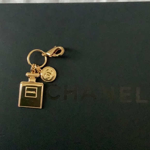 CHANEL Cosmetics Limited Edition Holiday 2022/23 Double Charm - Picture 2 of 3